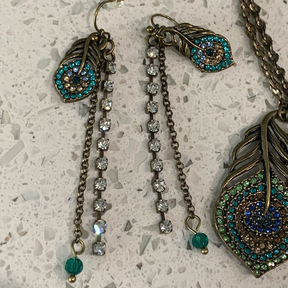 Set necklace and earrings